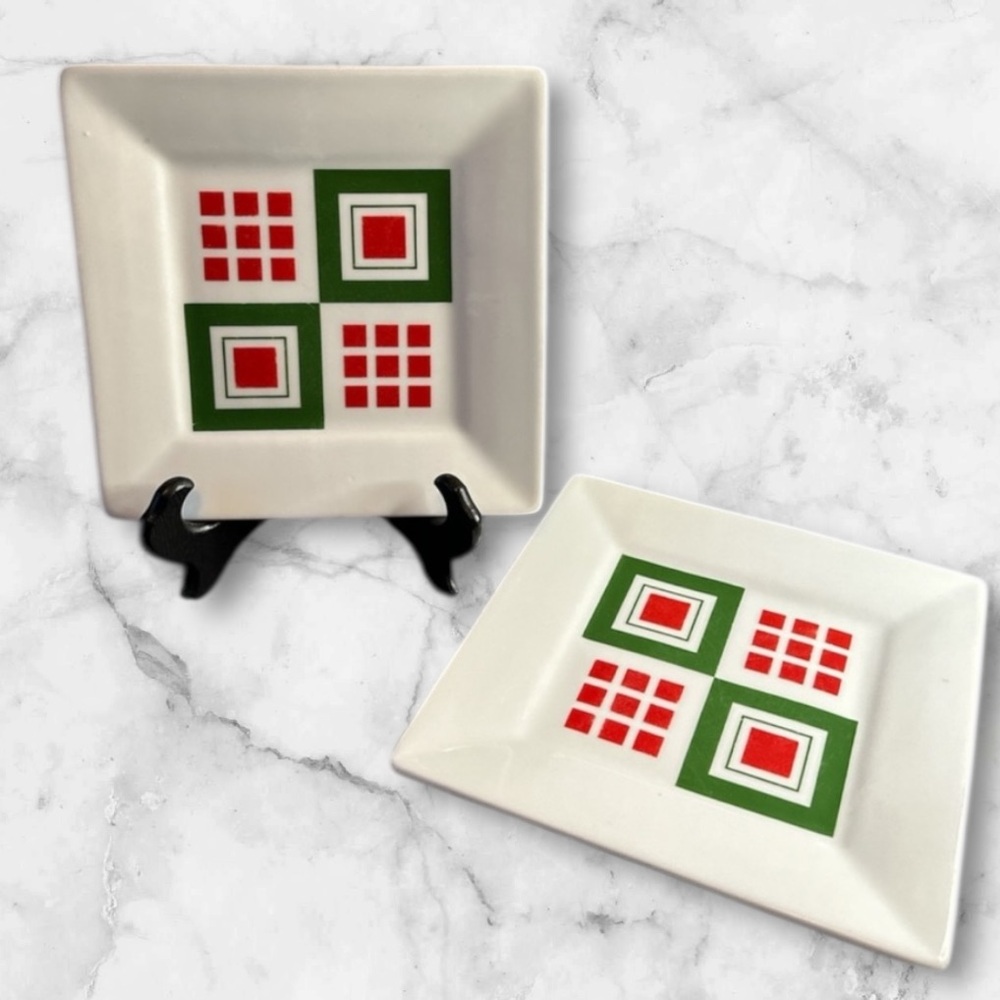 Crate&Barrel white appetizer,dessert plates set of 2 red green design 7.25 in